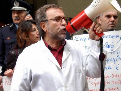 Έφοδος φαρμακοποιών στα γραφεία του ΕΟΠΥΥ