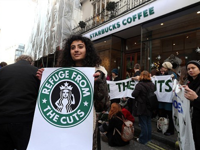 Βρετανία: Διαδηλώσεις διαμαρτυρίας έξω από καταστήματα της αλυσίδας Στάρμπακς