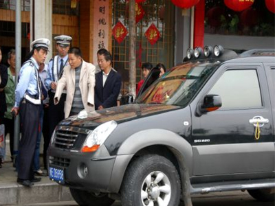 Άνθρωπος χωρίς χέρια οδηγεί με τα πόδια!