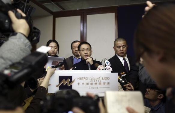 Εκπρόσωπος των Malaysia Airlines μιλά στους δημοσιογράφους για την πτήση MH370 κατά τη διάρκεια συνέντευξης Τύπου στο Πεκίνο, 8 Μαρτίου 2014