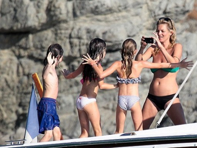 Βουτιές στο Σαν Τροπέ για την Kate Moss