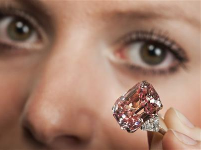 Στο σφυρί το «Ροζ Αστέρι»