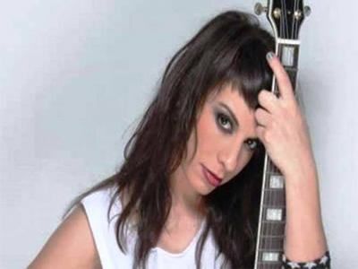 Τραγουδίστρια τραυματίστηκε σε τροχαίο και βρέθηκε παρατημένη στην άσφαλτο