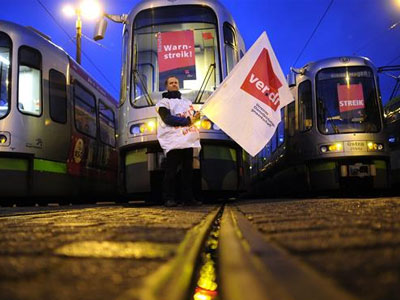 Απεργούν οι δημόσιοι υπάλληλοι της Γερμανίας Απεργούν οι δημόσιοι υπάλληλοι της Γερμανίας