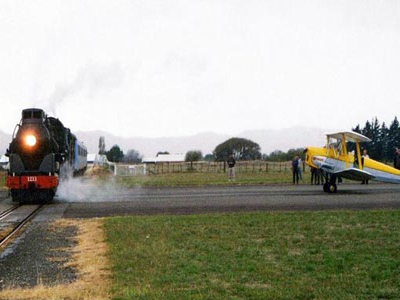 Τρένο περνάει μέσα από αεροδρόμιο!