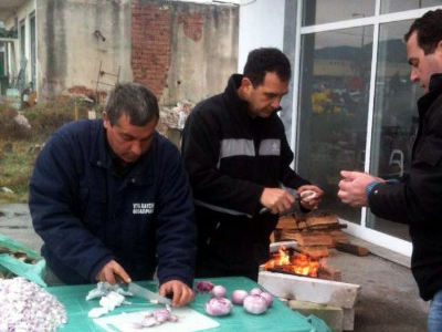 Αγρότες από το μπλόκο του Λευκώνα θα μοιράσουν φαγητό