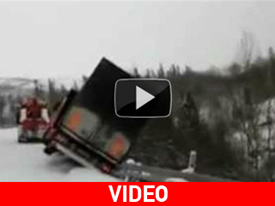 Σοκαριστική πτώση βαρέων οχημάτων σε γκρεμό