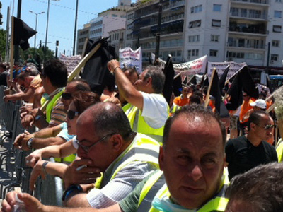 Απεργούν οι φορτοεκφορτωτές