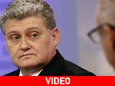 Στη Μόσχα ο πατέρας του Σνόουντεν