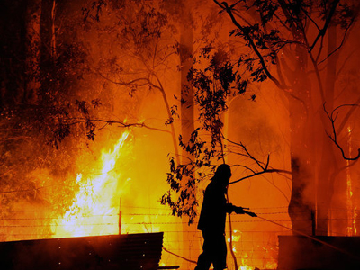 Συνεχίζεται η μάχη με τα πύρινα μέτωπα