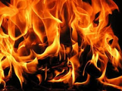 Βόλος: Πυρκαγιά σε αυλή