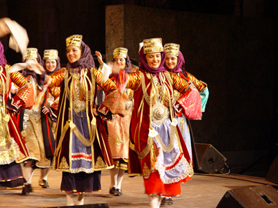 «Πέρδικες στήνουνε χορό κι αηδόνια τραγουδούνε»