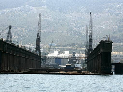 Ημιβύθιση πλωτής δεξαμενής στο Σκαραμαγκά