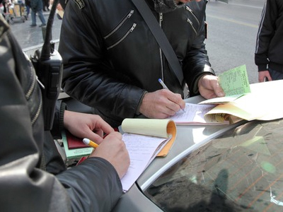 «Βροχή» οι κλήσεις για παράνομη στάθμευση