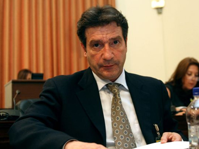 «Η Δημοκρατία έδειχνε αδύναμη να αντιδράσει»