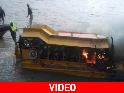 Κάηκε αμφίβιο λεωφορείο στον ποταμό Τάμεση