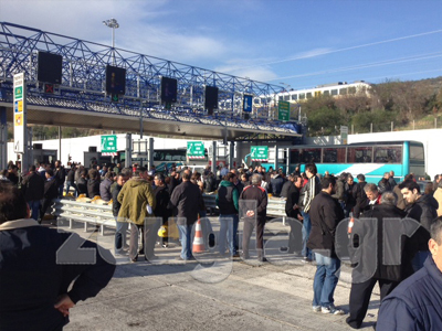 Στα διόδια της Ελευσίνας οι εργαζόμενοι των ναυπηγείων Σκαραμαγκά