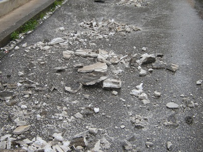 Πεζή τραυματίστηκε από πτώση σοβά Πεζή τραυματίστηκε από πτώση σοβά