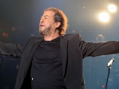 Μιλά για τους έρωτές του