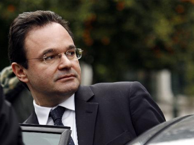 Πρώτα στους δημοσιογράφους ο υπουργός