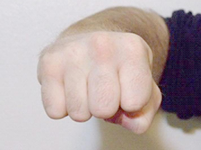 Χτύπησε συγγενή του για ένα κινητό