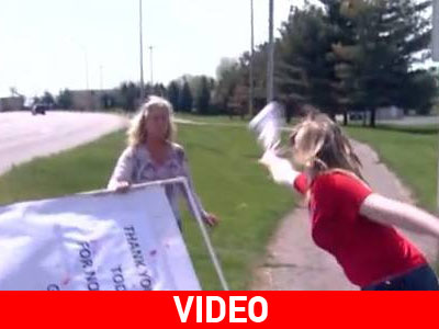 Διαδηλώτρια εναντίον των ομοφυλοφίλων «εισπράττει» σφαλιάρα on camera