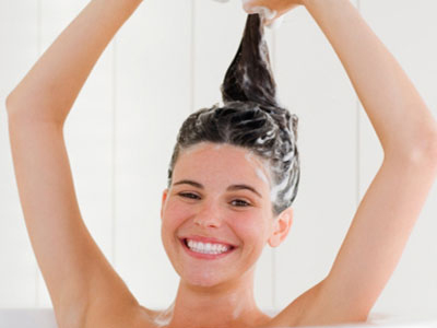 Πώς να λούζετε σωστά τα μαλλιά σας