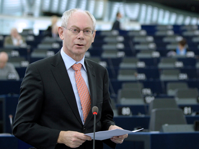 Χαιρετίζει την πρόοδο στην Ελλάδα