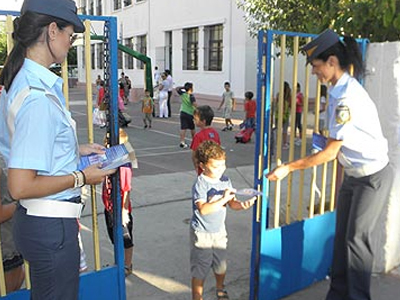 Διανομή ενημερωτικού υλικού κυκλοφοριακής αγωγής σε δημοτικά σχολεία