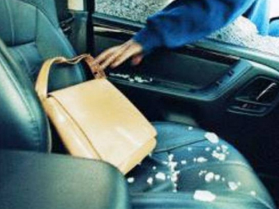 Ηλεία: Την σταμάτησαν στην άκρη του δρόμου και τη λήστεψαν