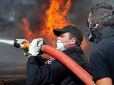 Ιεράπετρα: Πυρκαγιά κατέστρεψε ολοσχερώς εργοστάσιο κατασκευής χαρτοκιβωτίων