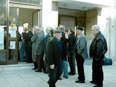 Ουρές στα υποκαταστήματα του ΙΚΑ λόγω απογραφής