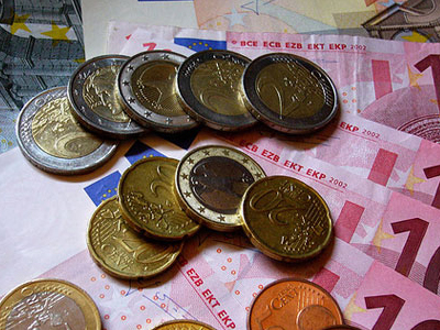 Υποχωρεί το ευρώ