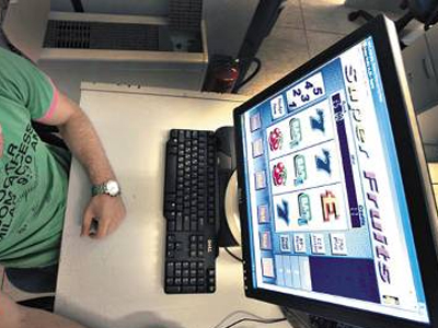 Έπαιζαν τυχερά παιχνίδια σε internet café