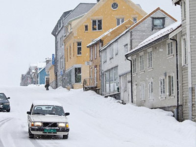 Δεκάχρονος προσποιείται τον νάνο και κόβει βόλτες με το αυτοκίνητο