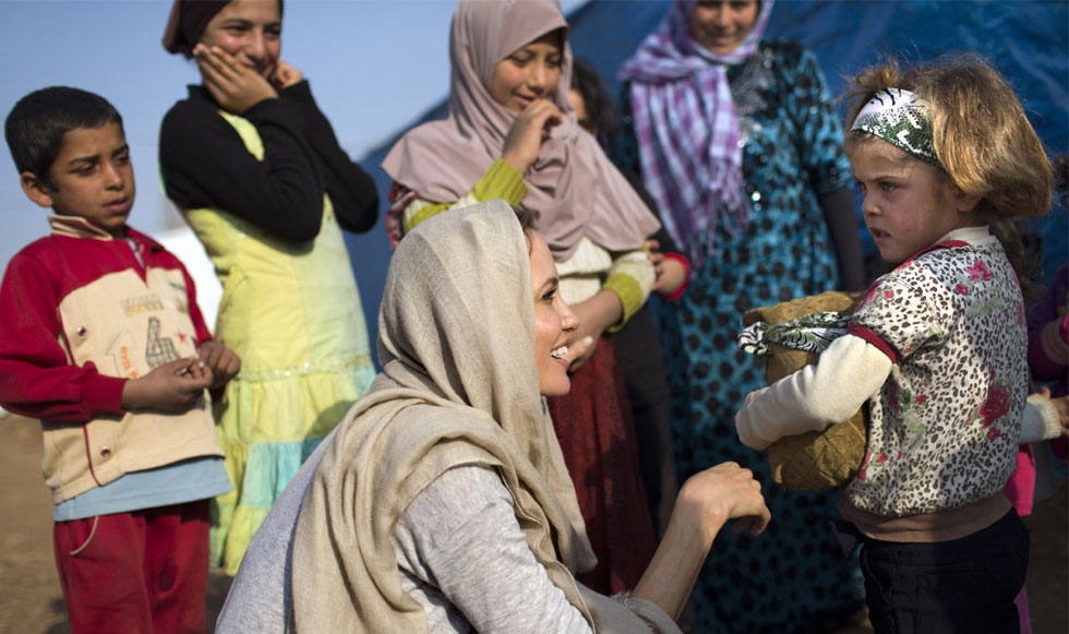 Σε καταυλισμό προσφύγων στον Λίβανο η Τζολί