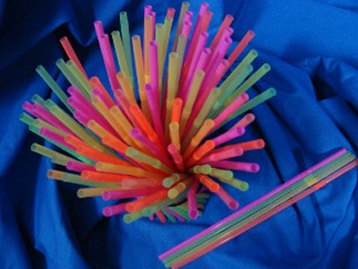 Τρεις λόγοι για να πετάξεις τα καλαμάκια από τα ποτήρια