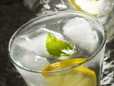 Τα ποτήρια με καμπύλες αυξάνουν την κατανάλωση αλκοόλ