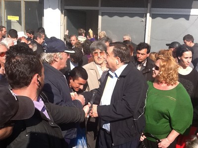 Τρόφιμα και ρούχα μοίρασε ο Γιώργος Καρατζαφέρης