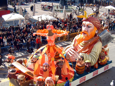 Ξέφρενο γλέντι στο καρναβάλι της Πάτρας