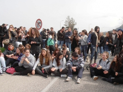 Αίγιο: Αποκλεισμός της εθνικής οδού και καθιστική διαμαρτυρία από τους φοιτητές