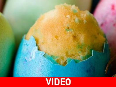 Ψήστε κέικ μέσα σε αβγά