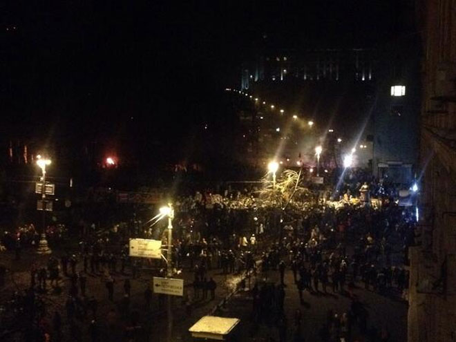 Εμπόλεμη ζώνη θύμιζε η Πλατεία Ανεξαρτησίας το βράδυ της Παρασκευής