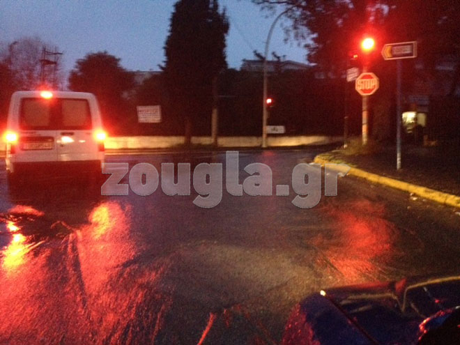 Προβλήματα παρατηρούνται σε κάποιους δρόμους της Κηφισιάς λόγω της βροχής 