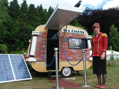 O μικρότερος κινηματογράφος που λειτουργεί με ηλιακή ενέργεια!