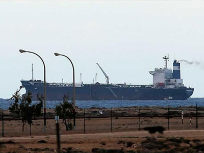 Λιβύη: Το ναυτικό «άνοιξε πυρ» εναντίον του δεξαμενόπλοιου