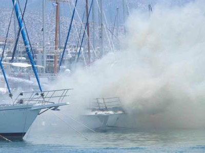 Σαλαμίνα: Φωτιά σε θαλαμηγό