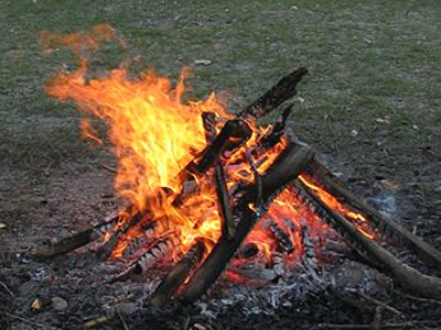 Η καύση ξύλων επιβαρύνει την ατμόσφαιρα