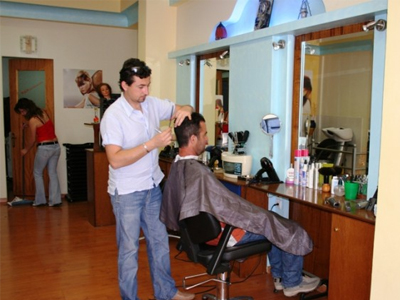 Εκπαίδευση κομμωτών από… γιατρούς!