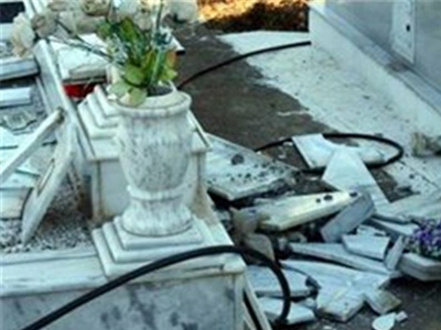 Ένοπλοι βάνδαλοι «ξήλωσαν» ολόκληρο νεκροταφείο